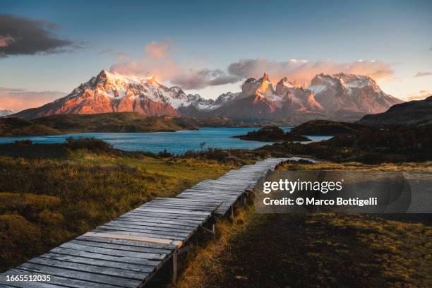 torres del paine national park, patagonia, chile - voie pédestre photos et images de collection