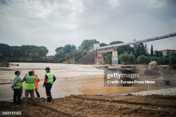 Several people next to the Picadas reservoir pipeline on the day its repair begins, on September 7 in Aldea del Fresno, Madrid, Spain. The repair of...