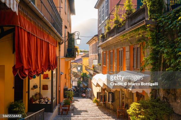 small alley in the old town of bellagio, como, italy - bellagio stockfoto's en -beelden