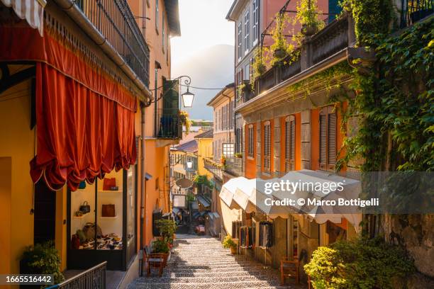 small alley in the old town of bellagio, como, italy - como italy stock pictures, royalty-free photos & images