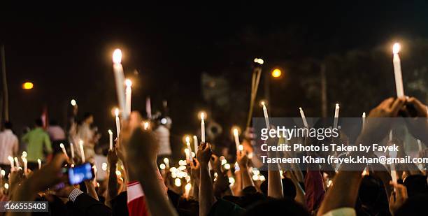 lighting the world protesting darkness "shabag" - manifestante foto e immagini stock