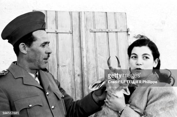 General Bellounis Joined The French Army. Guerre d'Algérie : Dar-Chioukh , décembre 1957 : le général BELLOUNIS en famille, posant au côté d'une...