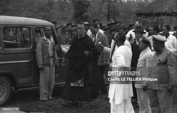 The Exile Of Dalai Lama In India. Traqué par les Chinois, le DALAI LAMA a fuit le Tibet et trouvé refuge en Inde : 18 avril 1959 : son arrivée à la...
