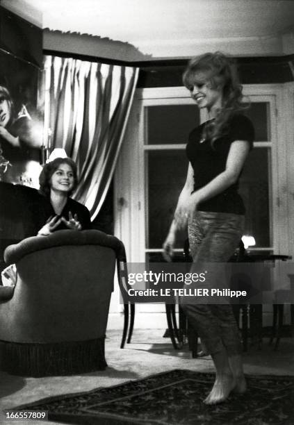 Brigitte Bardot And Her Sister Mijanou. Brigitte BARDOT danse le flamenco sous le regard de sa soeur Mijanou, qui va devenir actrice dans le film...