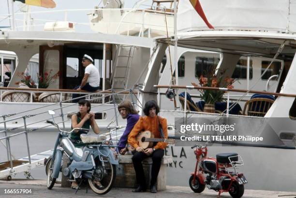 Summer In Saint-Tropez. La jeunesse en Mobylette et mini-moto à Saint-Tropez. Août 1968.