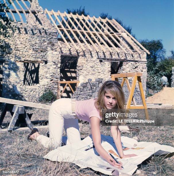 Rendezvous With Jane Fonda At Home In Fontaine Richard. Jane FONDA dans sa maison de campagne de La FONTAINE-RICHARD encore en travaux, à 80...