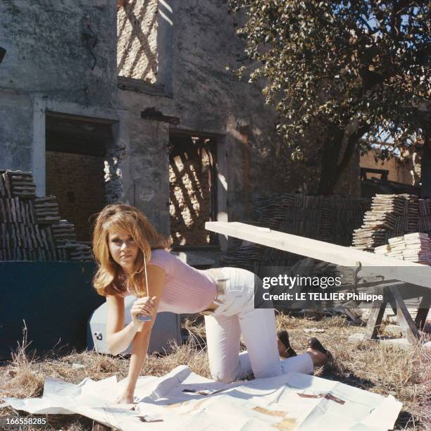 Rendezvous With Jane Fonda At Home In Fontaine Richard. Jane FONDA dans sa maison de campagne de La FONTAINE-RICHARD encore en travaux, à 80...