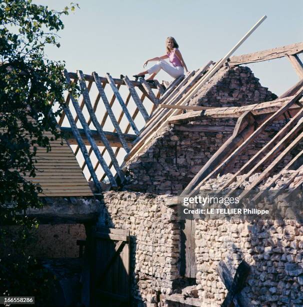 Rendezvous With Jane Fonda At Home In Fontaine Richard. Jane FONDA dans sa maison de campagne de La FONTAINE-RICHARD encore en travaux, à 80...