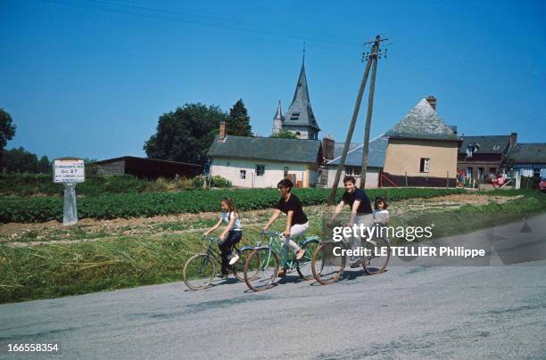 Close Up Hugues Aufray. Hugues AUFRAY et son épouse Hélène avec leurs deux filles Charlotte et Marie , faisant du vélo, en vacances en Normandie,...