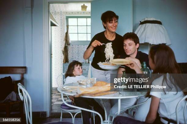 Close Up Hugues Aufray. Hugues AUFRAY à table avec sa famille en vacances en Normandie, Juillet 1964. Sa femme Hélène et leurs deux filles Charlotte...