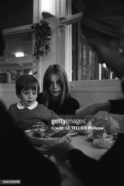 Shooting Of The Film 'Les Demoiselles De Rochefort ' By Jacques Demy. Jour de repos pour Catherine DENEUVE et sa soeur Françoise DORLEAC lors du...