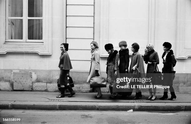 English Models In Paris. France, le 30 janvier 1961, un groupe de mannequins anglais visite la capitale. Portraits : les jeunes femmes marchent sur...