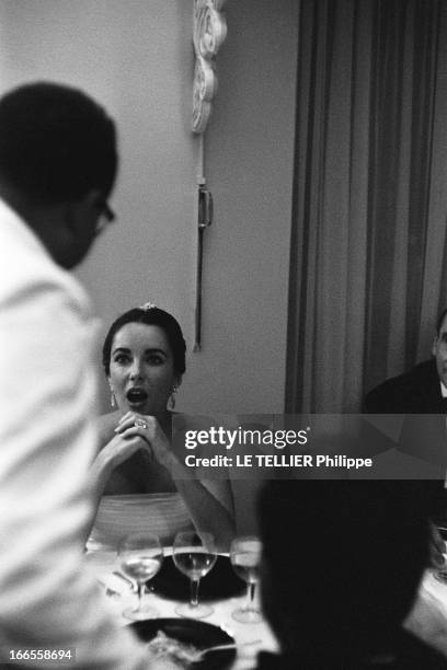 Elizabeth Taylor And Mike Todd In Paris. La première du film 'Le tour du monde en 80 jours' de Michael ANDERSON à PARIS : attitude d'Elizabeth TAYLOR...