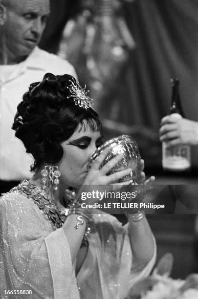 Shooting Of The Film 'Cleopatre' By Joseph L. Mankiewicz. Plan de trois-quarts d'Elizabeth TAYLOR buvant dans une coupe lors du tournage d'une scène...