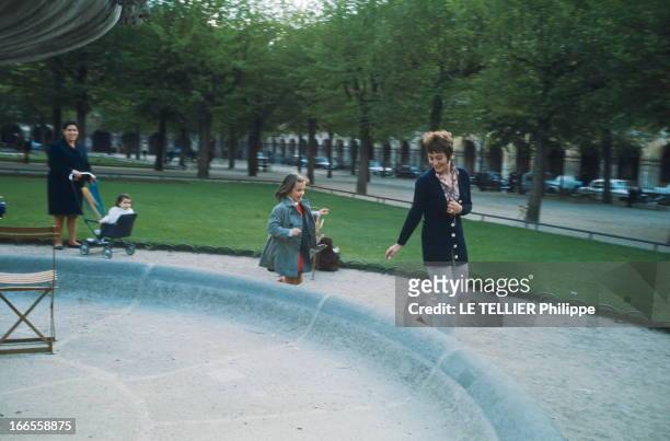 Rendezvous With Annie Girardot. Annie GIRARDOT et sa fille Giulia SALVATORI courant autour du bassin du square de la place des Vosges à Paris.