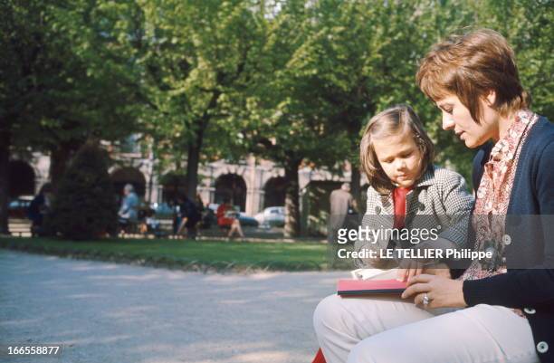 Rendezvous With Annie Girardot. Annie GIRARDOT avec sa fille Giulia SALVATORI dans le square de la place des Vosges à Paris.
