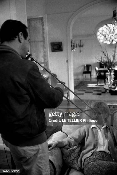 Paul Newman And His Wife Joanne Woodward In France. Paul NEWMAN et son épouse Joanne WOODWARD en France à l'occasion du tournage du film 'Paris...