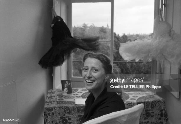 Close-Up Of Maya Plisetskaya. En France, en intérieur, la danseuse étoile du bolchoï Maïa PLISSETSKAÏA, posant assise, riant, près d'une fenêtre, de...