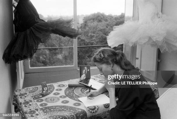 Close-Up Of Maya Plisetskaya. En France, en intérieur, la danseuse étoile du bolchoï Maïa PLISSETSKAÏA, assise, écrivant près d'une fenêtre, de...