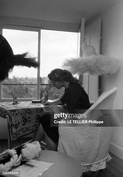 Close-Up Of Maya Plisetskaya. En France, en intérieur, la danseuse étoile du bolchoï Maïa PLISSETSKAÏA, assise, écrivant près d'une fenêtre, de...