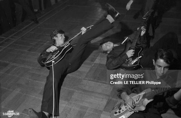 Festival Of Rock'N Roll In Tabarin. Paris - 30 septembre 1961 - Au music-hall LE TABARIN, des guitaristes jouant allongés sur scène, lors d'un...