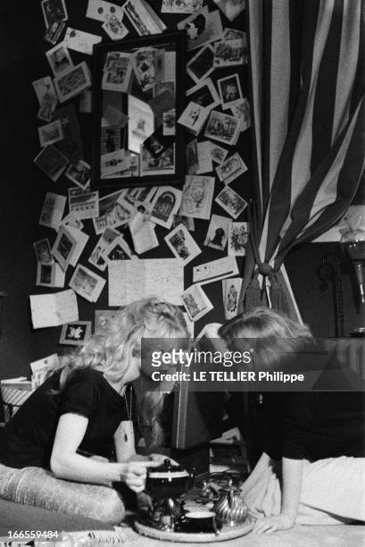 Brigitte Bardot And Her Sister Mijanou. Brigitte BARDOT et sa soeur Mijanou devant une tasse de thé. Avril 1958.