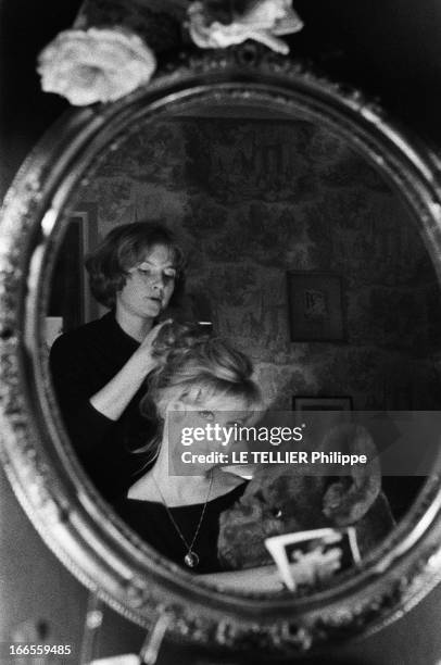 Brigitte Bardot And Her Sister Mijanou. Brigitte BARDOT et sa soeur Mijanou, qui va devenir actrice. Avril 1958.