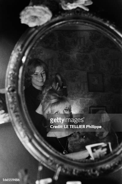 Brigitte Bardot And Her Sister Mijanou. Brigitte BARDOT et sa soeur Mijanou, qui va devenir actrice. Avril 1958.