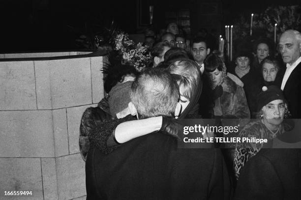 Funeral Of Vera Clouzot. Brigitte BARDOT aux obsèques de Véra Clouzot. BB présente ses condoléances à Henri-Georges CLOUZOT. Décembre 1960.