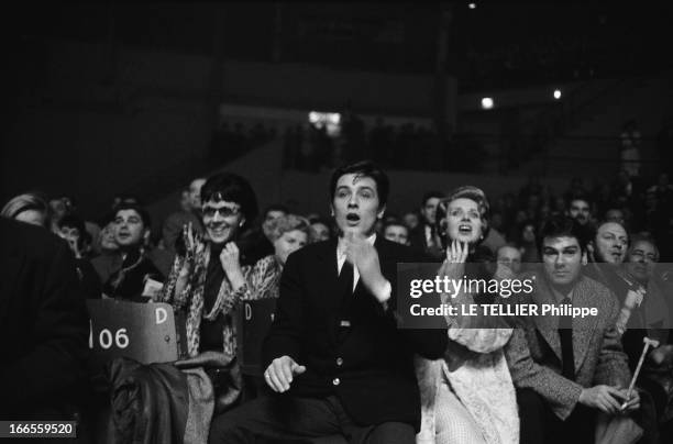 Alain Delon At A Boxing Match. Alain DELON assiste à un match de boxe : attitude de l'acteur assis au premier rang, gesticulant, bouche ouverte.