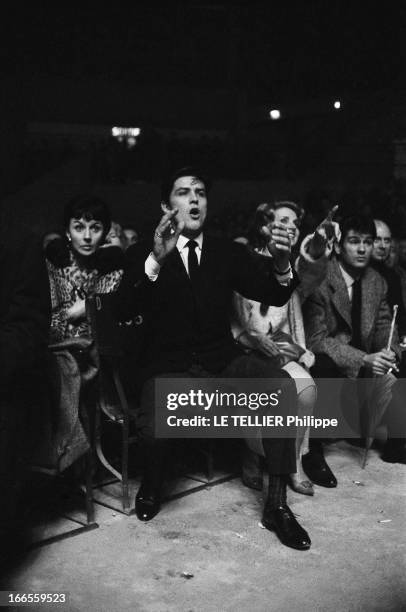 Alain Delon At A Boxing Match. Alain DELON assiste à un match de boxe : attitude de l'acteur assis au premier rang, gesticulant, bouche ouverte.