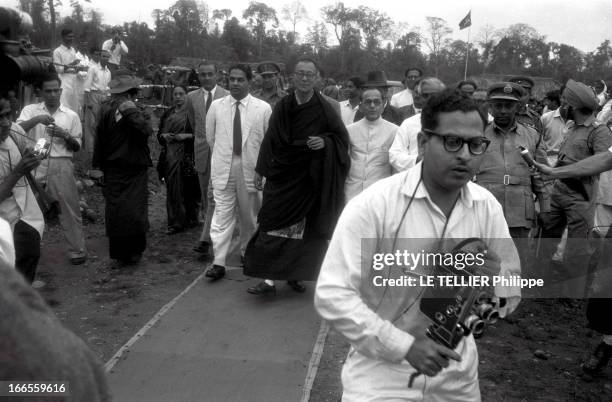 The Exile Of Dalai Lama In India. Traqué par les Chinois, le 14e DALAI LAMA a fuit le Tibet et trouvé refuge en Inde : 18 avril 1959 : son arrivée à...