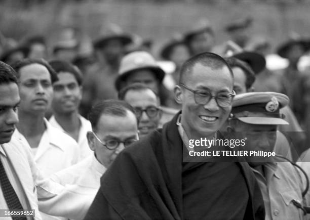 The Exile Of Dalai Lama In India. Traqué par les Chinois, le 14e DALAI LAMA a fuit le Tibet et trouvé refuge en Inde : 18 avril 1959 : son arrivée à...