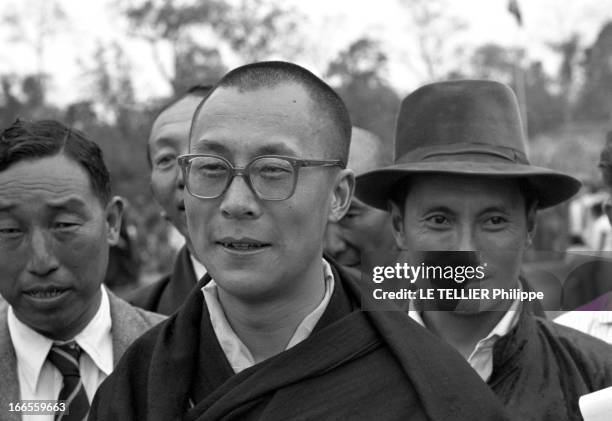 The Exile Of Dalai Lama In India. Traqué par les Chinois, le 14e DALAI LAMA a fuit le Tibet et trouvé refuge en Inde : 18 avril 1959 : son arrivée à...