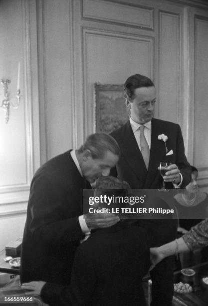 Tina Livanos Marries The Marquis Of Blandford. A Paris, dans un salon, lors du mariage de la grecque Tina LIVANOS avec le britannique John marquis DE...