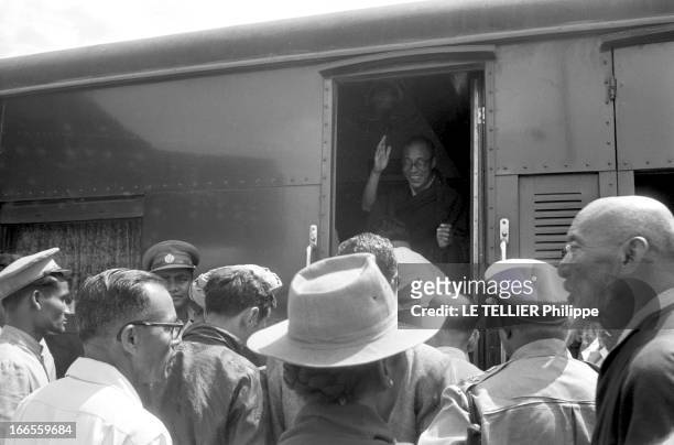 The Exile Of Dalai Lama In India. Traqué par les Chinois, le 14e DALAI LAMA a fuit le Tibet et trouvé refuge en Inde. Tezpur, 18 avril 1959 : ici,...