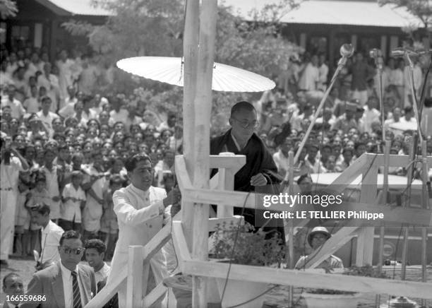 The Exile Of Dalai Lama In India. Traqué par les Chinois, le 14e DALAI LAMA a fuit le Tibet et trouvé refuge en Inde. Après avoir traversé la région...