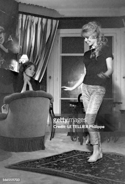 Brigitte Bardot And Her Sister Mijanou. Brigitte BARDOT danse le flamenco sous le regard de sa soeur Mijanou, qui va devenir actrice dans le film...