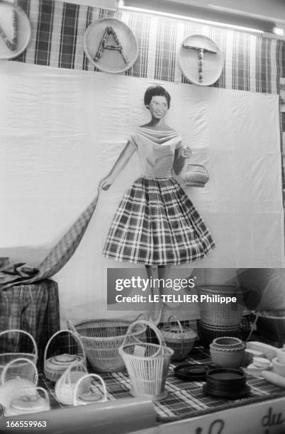 Waters Festival In Phnom Penh. Cambodge, le 27 novembre 1961, lors de la fête des Eaux à Phnom Penh. Cette fête traditionnelle est fixée à la pleine...