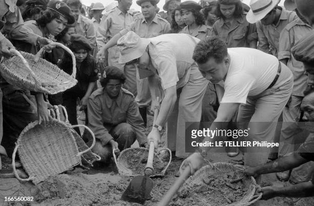 Kingship Cambodia Norodom Sihanouk. Cambodge, décembre 1961, portrait du roi NORODOM SIHANOUK auprès de ses sjuets. EN 1960, à la mort de son père,...