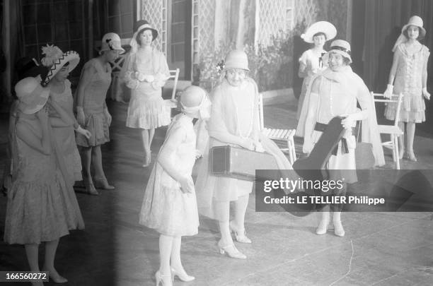 The Operetta 'La Polka Des Lampions' At The Theater Of Chatelet. Paris - 14 décembre 1961 - Sur la scène du Théâtre du Châtelet, lors d'une...