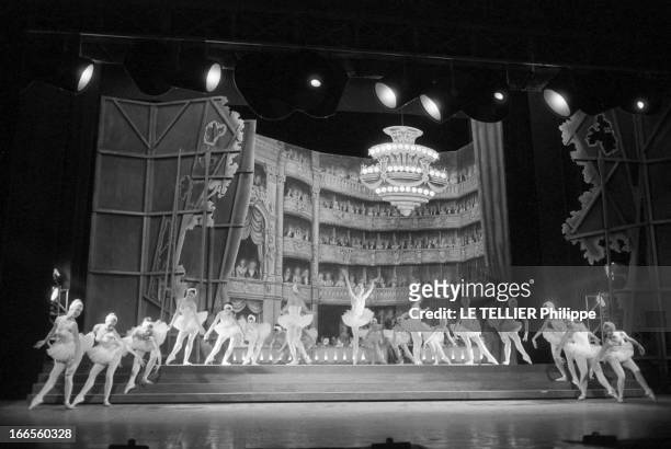 The Operetta 'La Polka Des Lampions' At The Theater Of Chatelet. Paris - 14 décembre 1961 - Sur la scène du Théâtre du Châtelet, lors d'une...