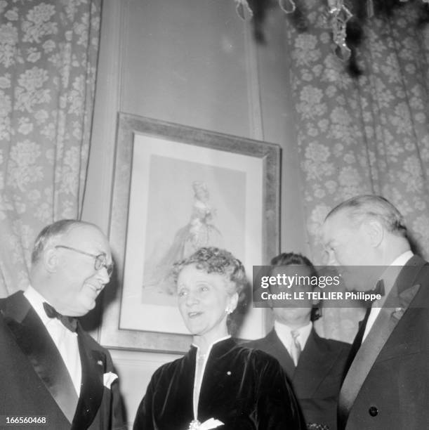 The Farewell Evening Of Beatrix Dussane. Paris - 16 novembre 1953 - Dans un salon de la Comédie-Française, lors de sa soirée d'adieux, l'actrice...
