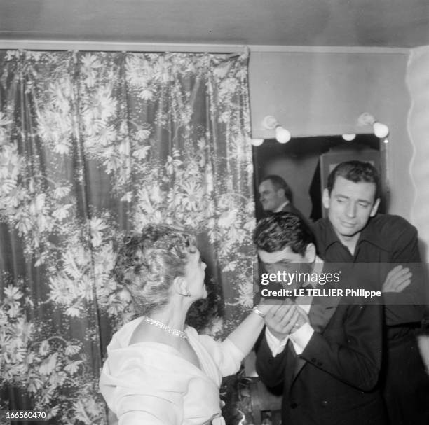 The Farewell Evening Of Beatrix Dussane. Paris - 16 novembre 1953 - Dans une loge de la Comédie-Française, lors de sa soirée d'adieux, l'actrice...