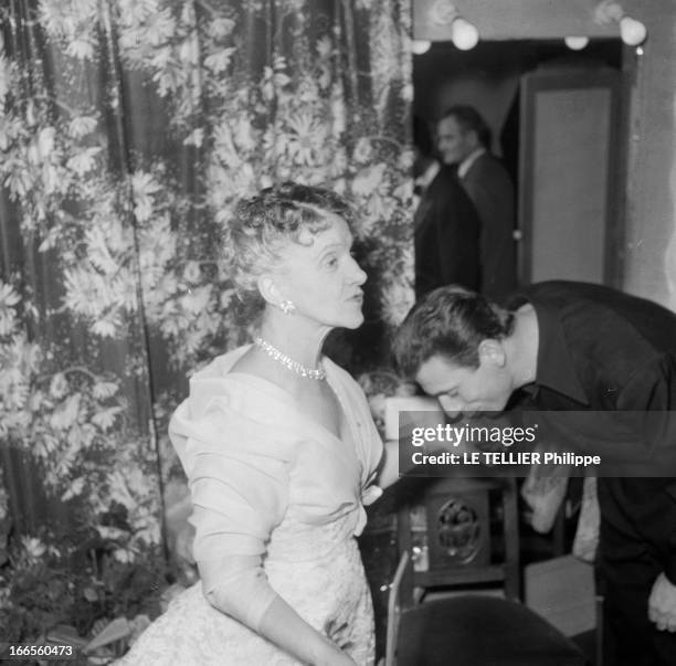 The Farewell Evening Of Beatrix Dussane. Paris - 16 novembre 1953 - Dans une loge de la Comédie-Française, lors de sa soirée d'adieux, l'actrice...