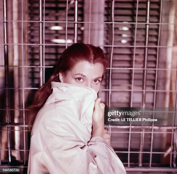 Shooting Of The Film 'Les Espions' By Henri-Georges Clouzot. En France, en Janvier 1957, portrait de l'actrice Vera CLOUZOT dissimulant le bas de son...