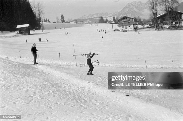 Karim Aga Khan Skying In Austria. Kitzbühel - 22 janvier 1962 - Lors d'une compétition de ski dans la station de sports d'hiver du Tyrol autrichien,...