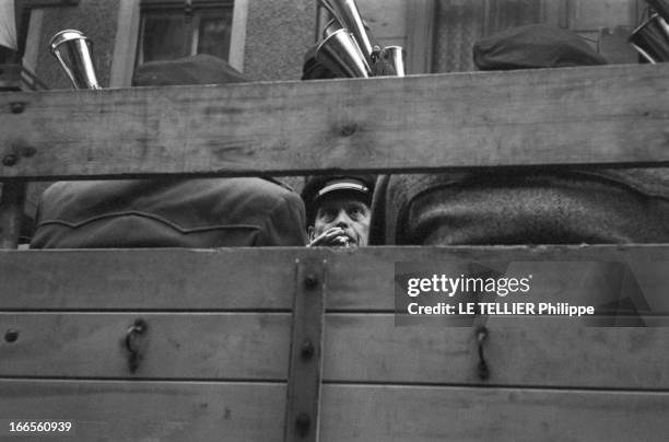 East-Berlin West-Berlin In 1958. Berlin - novembre 1958- Le défi des deux Berlin: plan pris derrière les planches en bois d'une benne de camion...