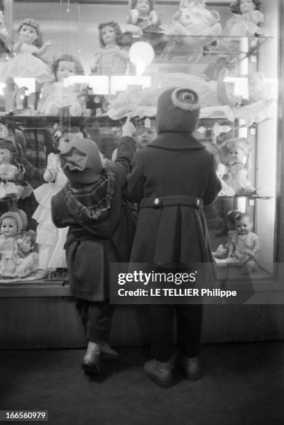 East-Berlin West-Berlin In 1958. Berlin - novembre 1958- Le défi des deux Berlin: A Berlin-Est, deux enfants portant manteau et bonnet de laine...