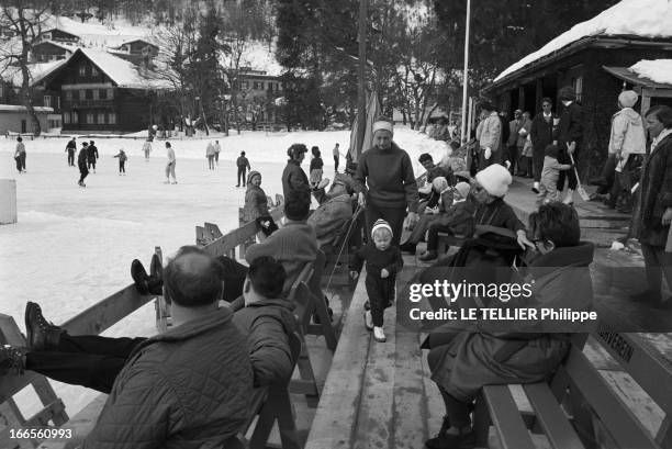 Prince Philippe Of Belgium And Bernadette Deswaef, His Nurse. Klosters - 1er mars 1962 - Le prince PHILIPPE DE BELGIQUE en vacances d'hiver, coiffé...